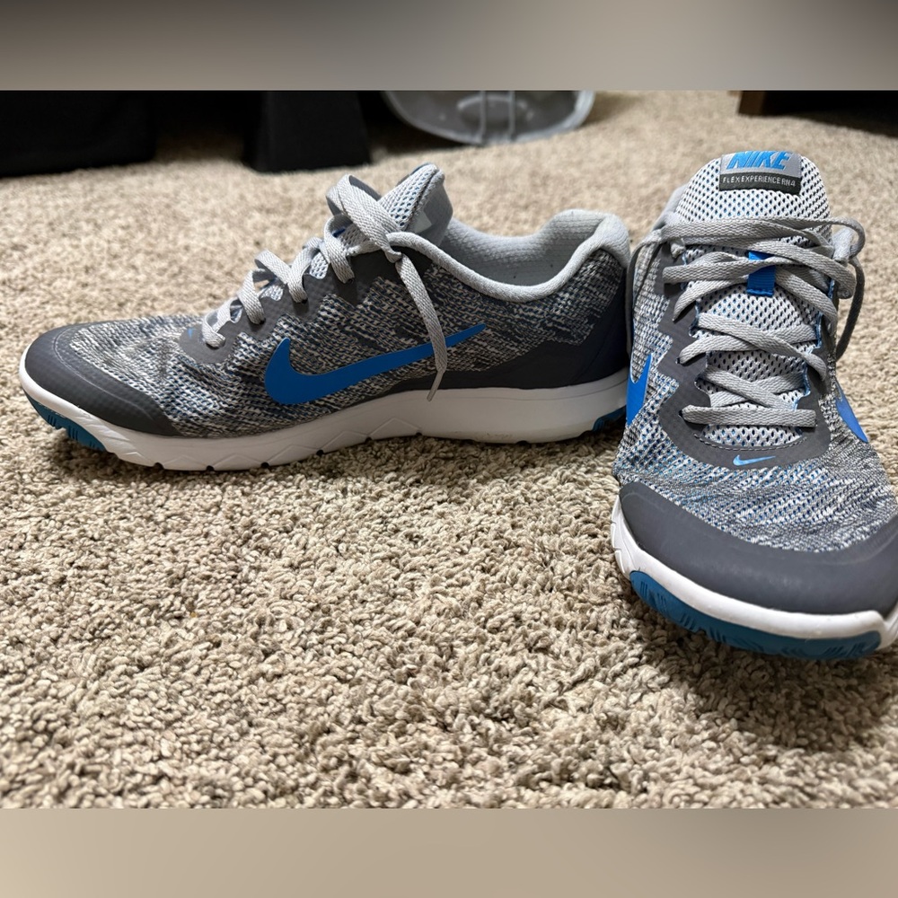 Nike Light Gray Sneakers with Blue Accents